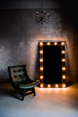 Duvarında ışıklar olan ahşap çerçeve
