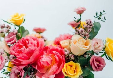 Mavi arka planda renkli güller olan güzel bir buket.