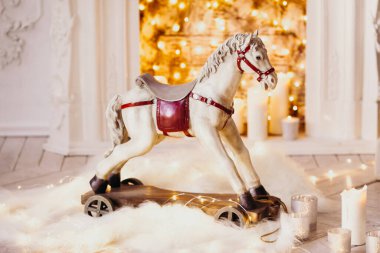 oyuncak ahşap sallanan at şöminedeki bulanık ışıkların arka planında