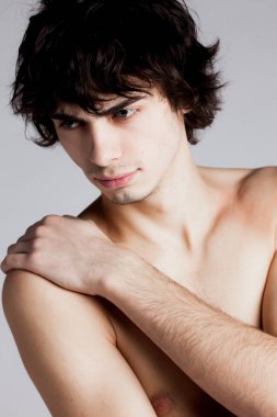 Stüdyoda poz veren çıplak model.