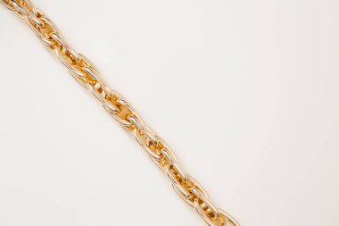 Beyaz arka planda büyük altın örgülü zincir bileziğin yakın çekim görüntüsü