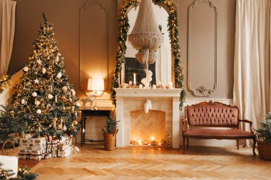 Lüks konforlu ve sıcak Noel odası iç tasarımı, ışıklarla süslenmiş Xmas ağacı hediyeler, mumlar, lambalar, çelenkler, aydınlatma şöminesi, tatil salonu..