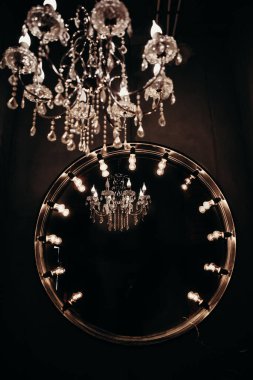 Aynada zarif bir avize yansıması