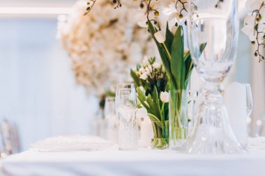 Düğün masasının üzerindeki beyaz çiçeklere yakın çekim