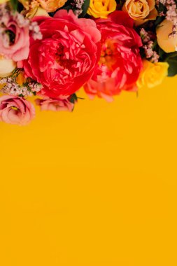 Sarı arkaplanda renkli çiçekler, metin için boşluk konseptini kopyala