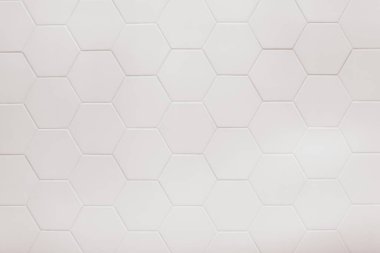 Banyodaki beyaz altıgen fayans duvarının gerçek fotoğrafı.