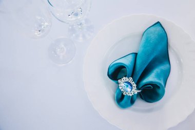 Kristalli mavi peçeteli düğün masası.