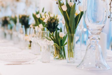 Beyaz çiçekli zarif düğün masasının yakın çekimi