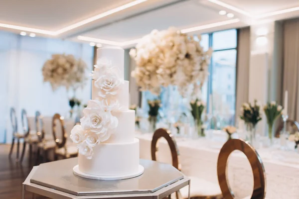 Красивый Свадебный Торт Белыми Розами — стоковое фото