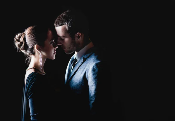 Casal Macio Roupa Elegante Abraçando Fora Noite — Fotografia de Stock