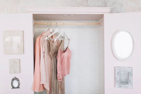 Деревянный Розовый Шкаф Женской Одежды Открытые Двери Декор Зеркало Сумка — стоковое фото