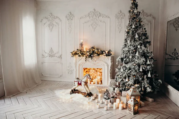 Κλασικό Εσωτερικό Ενός Λευκού Δωματίου Χριστουγεννιάτικο Δέντρο Γιρλάντα Διακοσμημένο Τζάκι — Φωτογραφία Αρχείου