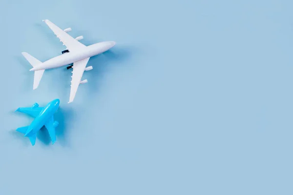 Két Repülőgép Játék Modell Egy Kék Háttér Nyaralás Vagy Utazás — Stock Fotó
