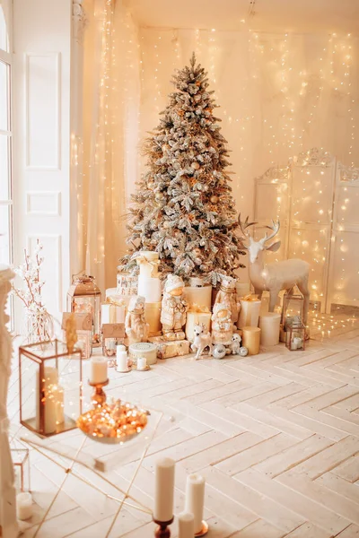 Ζεστό Και Ζεστό Πρωινό Χριστουγεννιάτικο Εσωτερικό Ντιζάιν Χριστουγεννιάτικο Δέντρο Διακοσμημένο — Φωτογραφία Αρχείου