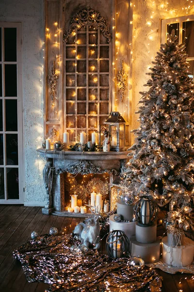 クリスマスのインテリアデザインで暖かく居心地の良い夜 クリスマスツリーのライトで飾られた贈り物 おもちゃ キャンドル ランタン ガーランド照明屋内暖炉を提示します 休日のリビングルーム マジック新年 — ストック写真