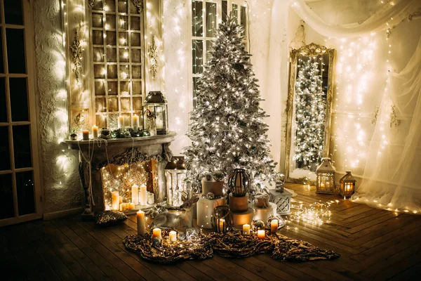 Теплый Уютный Вечер Рождественской Комнате Дизайн Интерьера Елка Украшена Огнями — стоковое фото