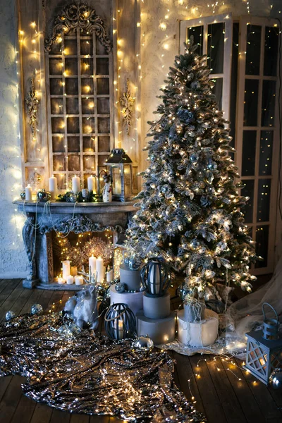 Ciepły Przytulny Wieczór Pokoju Bożego Narodzenia Wystrój Wnętrz Choinka Ozdobiona — Zdjęcie stockowe