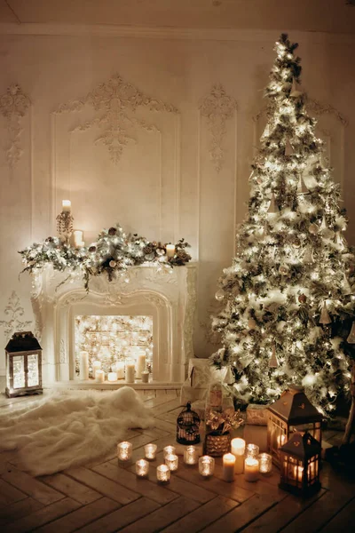 Schöne Gemütliche Raumgestaltung Mit Weihnachtsbaum Girlanden Kamin Laternen Schaukelpferd Geschenke — Stockfoto