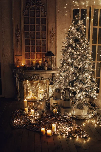 Ζεστή Και Ζεστή Βραδιά Χριστουγεννιάτικο Εσωτερικό Σχεδιασμό Χριστουγεννιάτικο Δέντρο Διακοσμημένο — Φωτογραφία Αρχείου