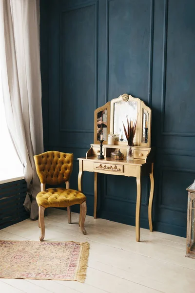 Güzel Renkli Bir Mekan Klasik Oda Ahşap Döşemeli Mavi Duvarlı — Stok fotoğraf