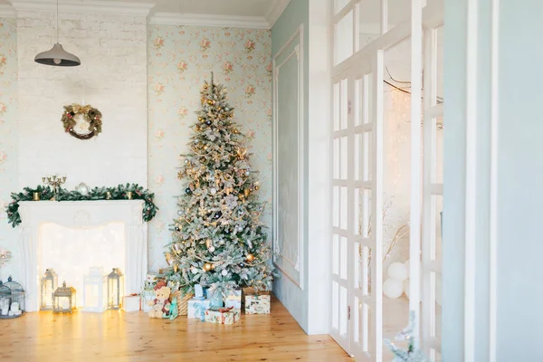 Gyönyörű Modern Design Szoba Finom Világos Színekben Díszített Karácsonyfa Díszítő — Stock Fotó