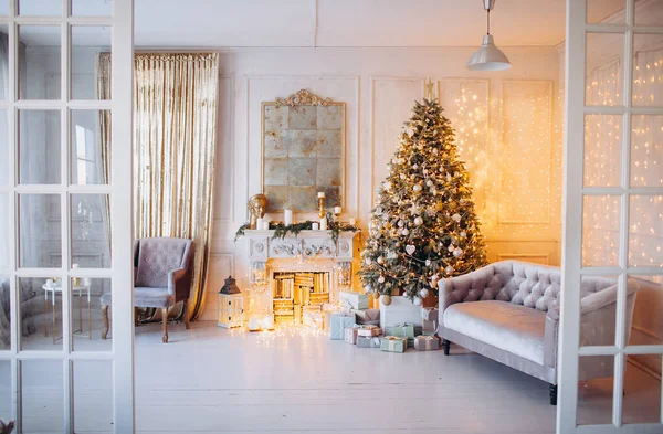 温暖舒适漂亮的现代设计 房间采用淡淡的色彩 装饰着圣诞树和装饰元素壁炉 — 图库照片