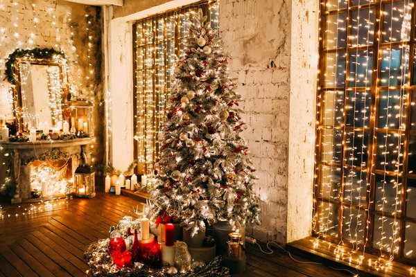 Lüks eski Noel odası peri masalı iç tasarımı, pahoramik pencereler, şömine ağacı ışıklar, hediyeler, mumlar, fenerler, çelenkler ile süslenmiş.