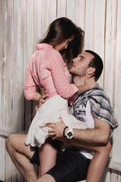 Tahta duvarda güzel, çekici genç bir çift.