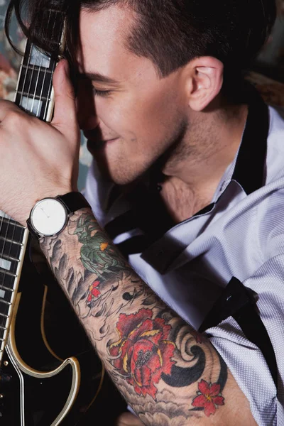 Schöner Gitarrist Posiert Mit Gitarre Drinnen — Stockfoto