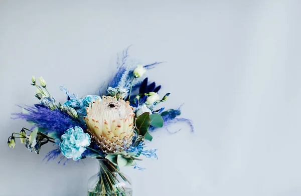 Mooi Boeket Met Blauwe Bloemen Geïsoleerd Pastel Achtergrond — Stockfoto