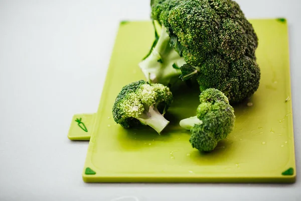 Grüner Frischer Brokkoli Schneidebrett Gesunde Ernährung Und Ernährungskonzept Hintergrund — Stockfoto