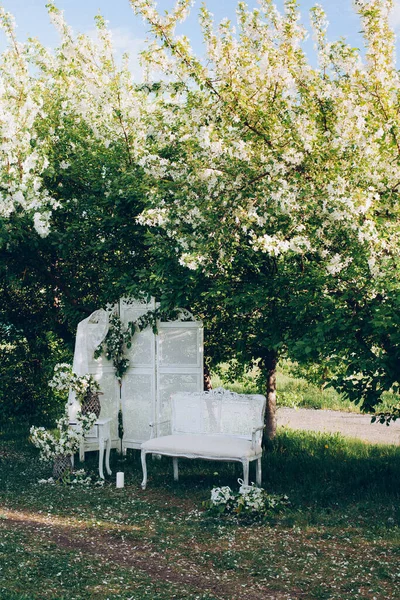 Krásná Svatební Foto Zóna Zeleném Parku Jabloněmi Stínu Bílé Lavice — Stock fotografie