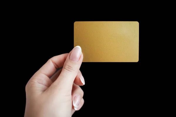 Γυναίκα Χέρι Κρατώντας Πιστωτική Κάρτα Σκούρο Φόντο — Φωτογραφία Αρχείου