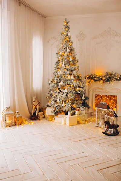 Interior Clássico Quarto Branco Com Uma Lareira Decorada Árvore Natal — Fotografia de Stock