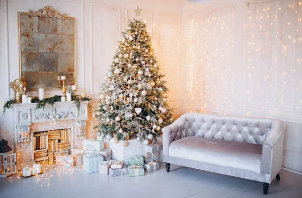 크리스마스 트리와 장식용 벽난로로 밝은색의 따뜻하고 아름다운 현대식 디자인 — 스톡 사진