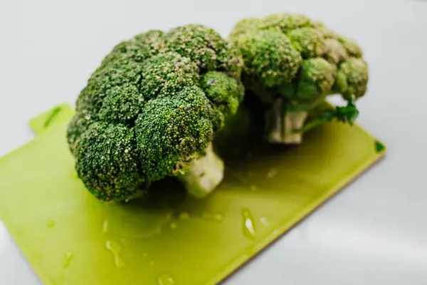 Broccoli Freschi Tagliere Verde Vista Vicino — Foto Stock