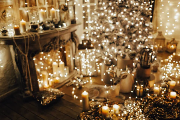 Design Interiores Quarto Desfocado Árvore Natal Decorada Com Luzes Vivendo — Fotografia de Stock