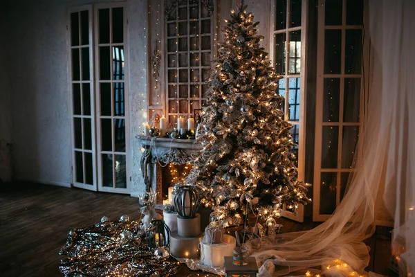 圣诞室内设计温馨舒适的夜晚 圣诞树上点缀着彩灯 室内壁炉 — 图库照片