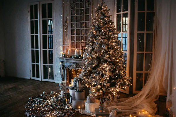 Warme Gezellige Avond Het Interieur Van Kerstmis Kerstboom Versierd Met — Stockfoto