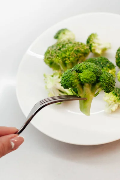 Broccoli Freschi Verdi Piatto Bianco Mano Femminile Con Una Forchetta — Foto Stock