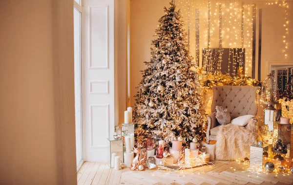 Chaleureuse Soirée Confortable Dans Chambre Noël Luxe Design Intérieur Doré — Photo