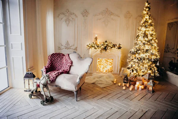 Prachtige Kerstmis Fabelachtige Witte Klassieke Interieur Met Een Kerstboom Openhaard — Stockfoto