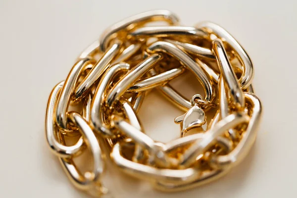 白い背景に巨大な黄金の編み鎖ブレスレットのクローズアップビュー — ストック写真
