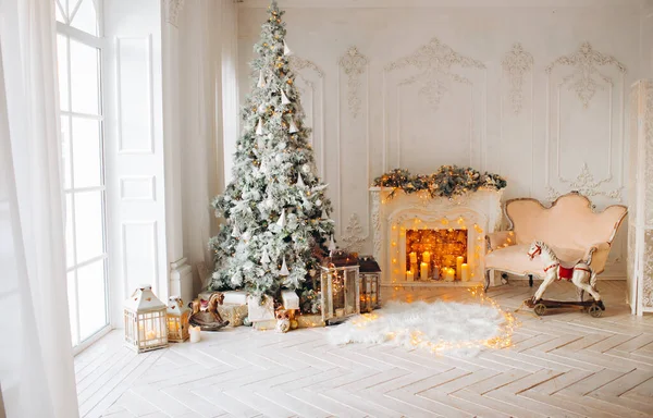 Classical Interior White Room Christmas Tree Garland Decorated Fireplace Rocking — Stock Photo, Image