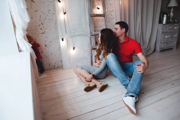 Pais Felizes Posando Com Menino Chão Quarto — Fotografia de Stock