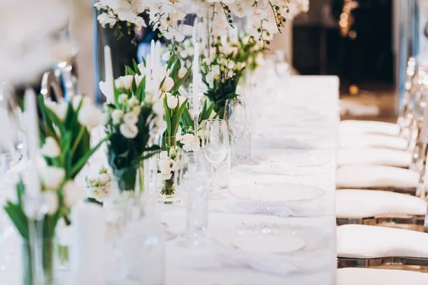 Интерьер Красивым Свадебным Столом Белыми Цветами — стоковое фото