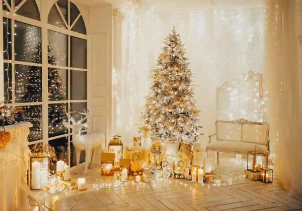 Noche Cálida Acogedora Diseño Interiores Navidad Árbol Navidad Decorado Con — Foto de Stock