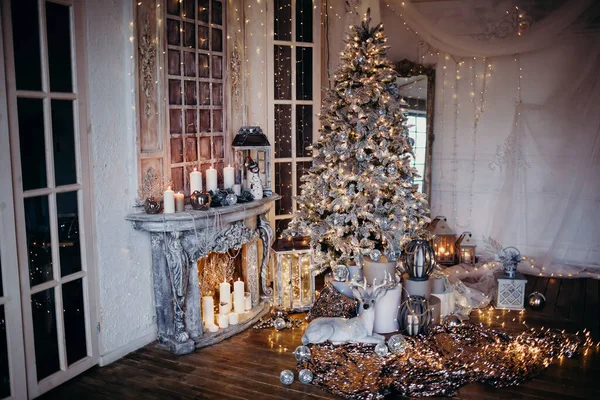 Warmer Und Gemütlicher Abend Weihnachtlichen Interieur Weihnachtsbaum Geschmückt Mit Lichtern — Stockfoto