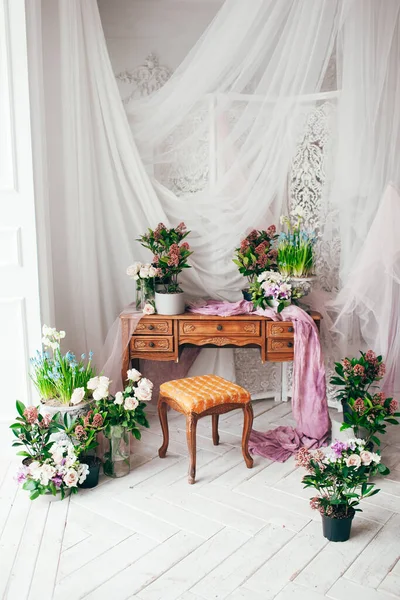 Vintage Decorado Con Flores Primavera Tela Púrpura Verdes Muebles Antiguos — Foto de Stock