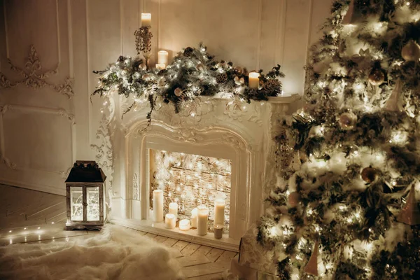 Schöne Gemütliche Raumgestaltung Mit Weihnachtsbaum Girlanden Kamin Laternen Schaukelpferd Geschenke — Stockfoto